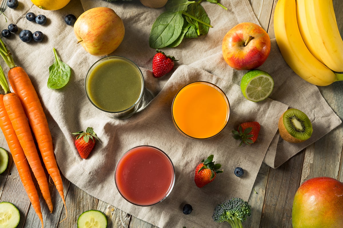 Healthy vegetables, fruits and juices to help support detoxification